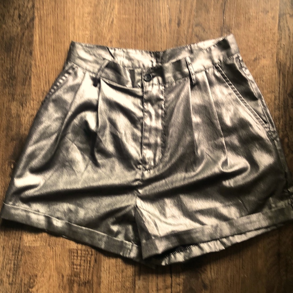 🦋🦋 URBAN OUTFITTERS SILVER HIGH RISE SHORTS🦋🦋